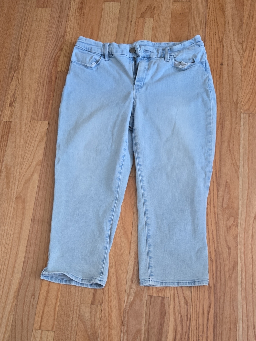 Chico's Perfect Stretch Girlfriend Slim Leg  Size 1 Light Wash Women's Capris